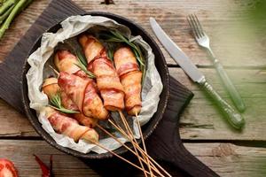 rouleau avec bacon et poulet haché sur un ragoût d'asperges fraîches photo