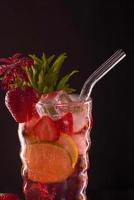 cocktail mojito aux fraises au bar photo