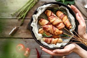 rouleau avec bacon et poulet haché sur un ragoût d'asperges fraîches photo