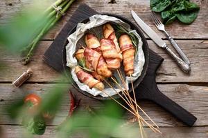 rouleau avec bacon et poulet haché sur un ragoût d'asperges fraîches photo