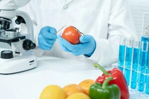 le scientifique vérifie les résidus de fruits chimiques en laboratoire. des experts en contrôle inspectent la concentration de résidus chimiques. dangers, norme, trouver des substances interdites, contaminer, microbiologiste photo