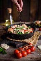 délicieuses pâtes fraîches aux boulettes de viande, sauce, tomates cerises et basilic photo