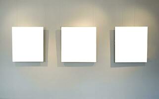 Vide image cadres sur gris mur avec embrasé lampe, moquer en haut photo