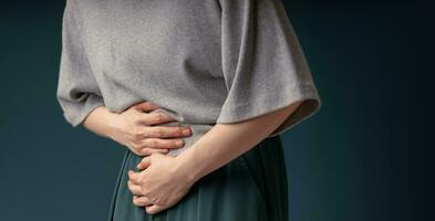 ovaire et cervical cancer. femme émouvant sur inférieur abdomen dans douleur, femelle reproducteur système, utérus, aux femmes santé, pcos et gynécologie photo