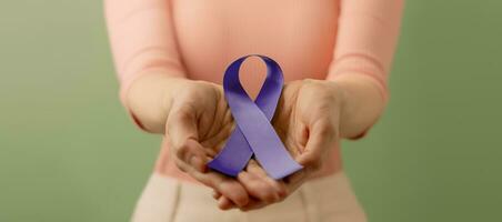 cancer conscience campagne concept. global soins de santé. monde cancer journée. proche en haut de une Jeune femelle en portant une violet ruban dans le devant. photo