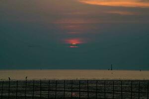 magnifique paysage de le coucher du soleil dans le soir avec différent Ton arrière-plan, bien pour général fins. photo