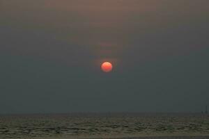 magnifique paysage de le coucher du soleil dans le soir avec différent Ton arrière-plan, bien pour général fins. photo