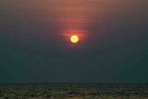 magnifique paysage de le coucher du soleil dans le soir avec différent Ton arrière-plan, bien pour général fins. photo