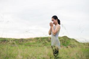 belle femme asiatique profitant de la vie et du café dans les prés le matin photo