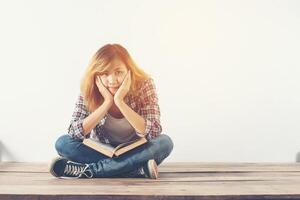 une jeune femme hipster assise a l'air si ennuyée de ne rien faire. photo