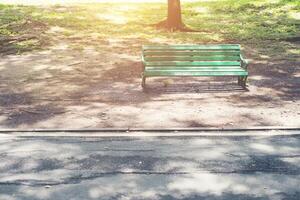 banc vert dans le parc. photo