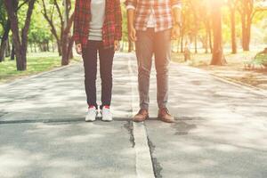 couple de jeunes adolescents marchant ensemble dans le parc, vacances relaxantes. photo