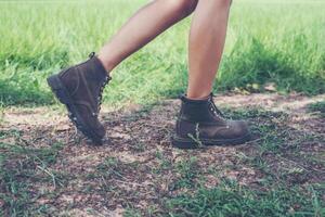 jeune femme d'aventure pieds marchant sur du gravier dans la forêt. photo