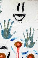 forme de main de graffiti coloré sur mur blanc photo