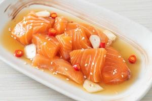 shoyu mariné cru au saumon frais ou sauce soja marinée au saumon - style cuisine asiatique photo