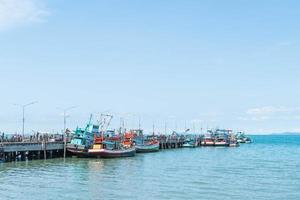 port de bateau de pêche avec fond de mer photo