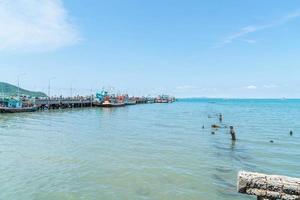 port de bateau de pêche avec fond de mer photo