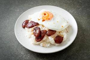 riz avec oeuf au plat et saucisse chinoise - cuisine maison de style asiatique photo