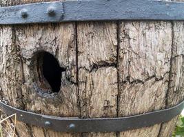 un trou dans un très vieux tonneau de vin en chêne photo