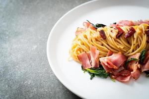 spaghettis sautés au chili séché et bacon photo