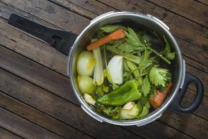 casserole avec des légumes pour faire une soupe