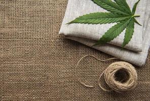 feuilles de cannabis sur le fond textile de chanvre photo