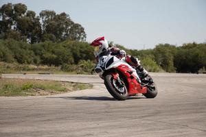 compétition de moto sur une piste de course un jour d'entraînement photo