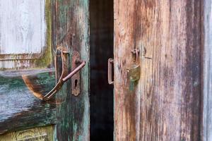 vieille porte ouverte avec une serrure cassée photo