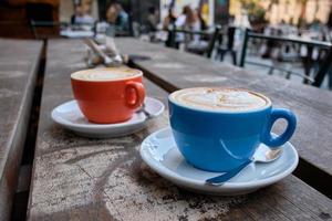 Gros plan sur deux tasses de café au lait sur une surface en bois photo