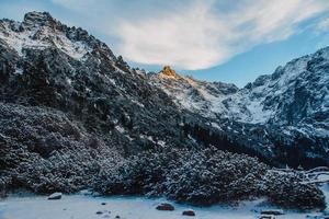 paysage de sommets enneigés des montagnes rocheuses par temps ensoleillé photo