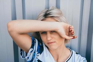 portrait de jolie fille avec une coiffure courte blanche photo