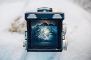 paysage de montagne à travers le viseur de l'ancien appareil photo photo