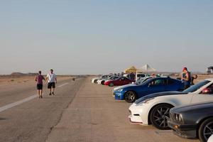 voitures sur la piste de course et sur les routes du désert