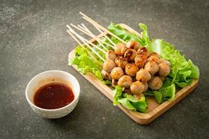 brochette de boulettes de viande grillées avec trempette épicée photo