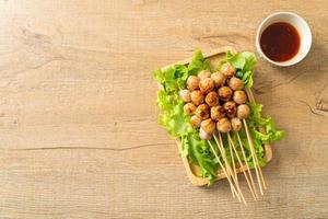 brochette de boulettes de viande grillées avec trempette épicée photo