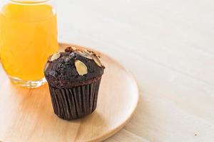 Cup cake au chocolat noir avec jus d'orange photo