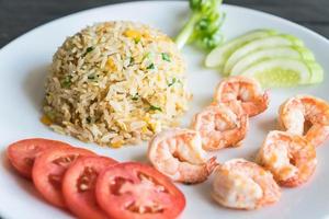 riz frit aux crevettes sur fond de bois photo