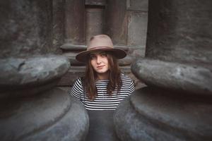 belle femme dans un chapeau et une chemise rayée regardant la caméra photo