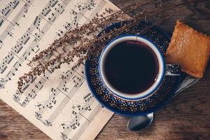 boisson chaude avec des notes de musique sur une surface de table en bois photo