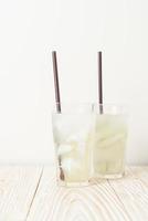 eau de coco ou jus de coco en verre avec glaçon photo