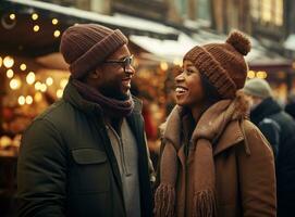 une couple en portant mains tandis que en riant et partage une chapeau ou bonnet dans hiver ville photo