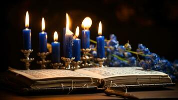 Hanoukka bougies avec hébreu prière livre photo