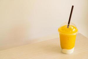 smoothies aux fruits de mangue fraîche avec verre de yaourt photo
