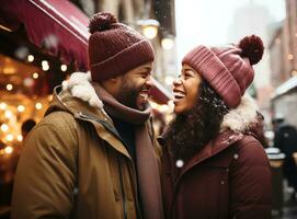 une couple en portant mains tandis que en riant et partage une chapeau ou bonnet dans hiver ville photo