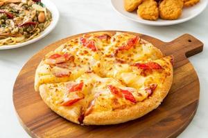 pizza au jambon et bâtonnets de crabe ou pizza hawaïenne photo