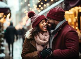 une couple en portant mains tandis que en riant et partage une chapeau ou bonnet dans hiver ville photo