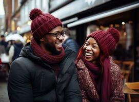 une couple en portant mains tandis que en riant et partage une chapeau ou bonnet dans hiver ville photo