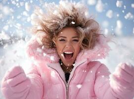 Jeune femme ski dans hiver veste avec photo