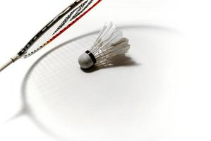 Ombre de volant et raquette de badminton photo