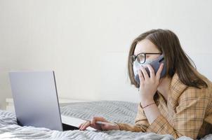 coronavirus. quarantaine. une femme d'affaires résout les problèmes de travail à distance. photo